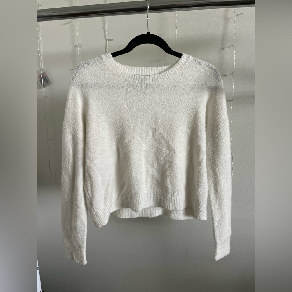 White long sleeve cropped top